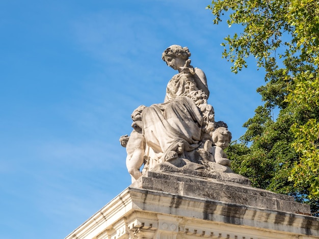 Statua d'arte nel parco all'aperto a Bruxelles in Belgio