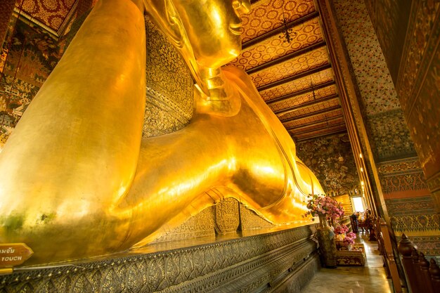 Statua d'oro del Buddha sdraiato. all'interno del tempio di Wat Pho, Bangkok, Thailandia
