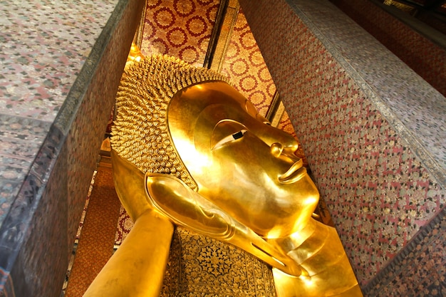 Statua d&#39;oro reclinabile del Buddha