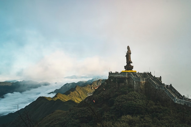 Statua del Bodhisattva sul picco di montagna Fansipan la montagna più alta in Indocina Contesto Bella vista cielo blu e nuvole a Sapa, Vietnam.