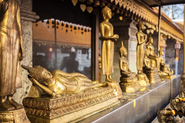 Statua del Buddha al Wat Doi Suthep. È un tempio buddista Theravada vicino a Chiang Mai, in Thailandia.