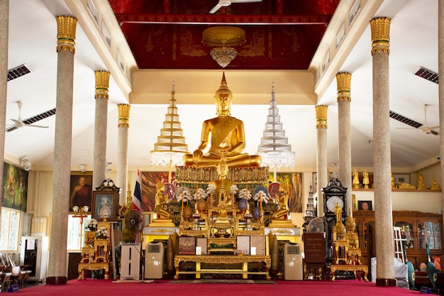 Statua del buddha d'oro a ubosot o chiesa del tempio Wat Amphawa per i thailandesi e i viaggiatori stranieri visitano il rispetto pregando nella città di singburi il 19 ottobre 2020 nelle province di Sing Buri della Thailandia