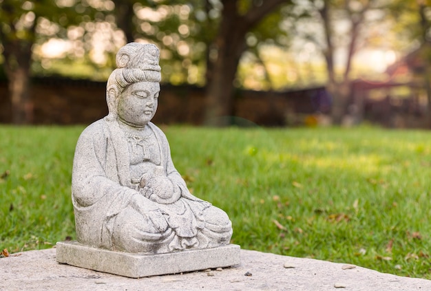 Statua del Buddha di pietra in un tempio vicino a Gyeongju, Corea del Sud.