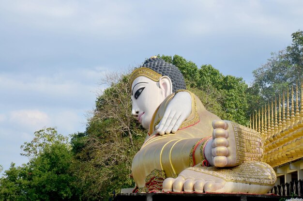 Statua del Buddha disteso di Wat Phra That Suthon Mongkhon Khiri a Phrae Thailandia