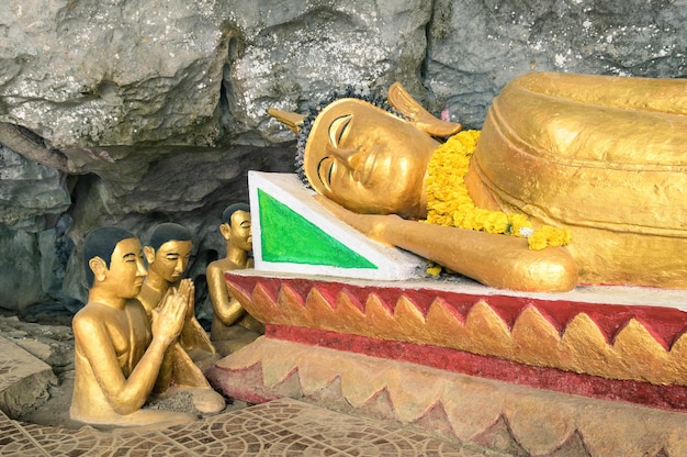 Statua del Buddha disteso nella grotta dell'elefante Tham Sang vicino a Vang Vieng