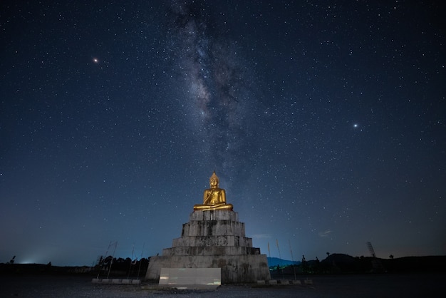 Statua del Buddha e Via Lattea