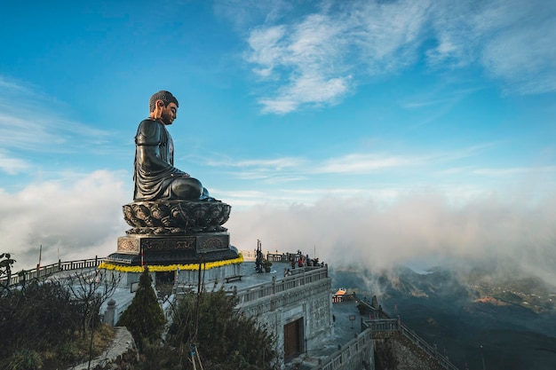 Statua del Buddha in cima al tramonto tra le nuvole Grande statua del Buddha in cima al monte Fansipan Sapa Lao Cai Vietnam Spettacolare Leggenda di Fansipan