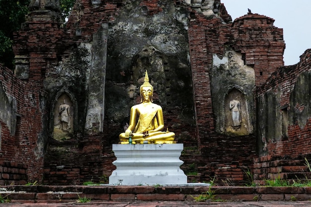 statua del buddha nella cappella di Wat Choeng Tha, ayutthaya