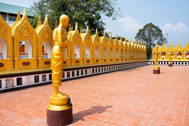 Statua del Buddha per i thailandesi e i viaggiatori stranieri visitano e rispettano pregando la benedizione con il santo al tempio buddista Wat Chaiyasitthawat a Pathumthani il 5 marzo 2022 a Pathum Thani Thailandia