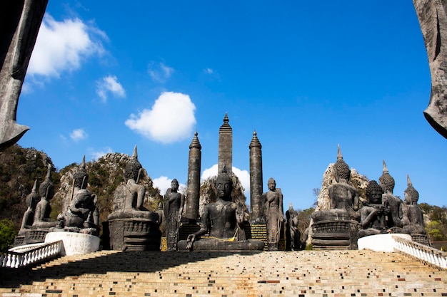 Statua del Buddha per i thailandesi e per i viaggiatori stranieri visita di viaggio rispetta pregando la benedizione con il santo al tempio Wat Tham Krabok o Thamkrabok a Phra Phutthabat il 16 febbraio 2022 a Saraburi Thailandia