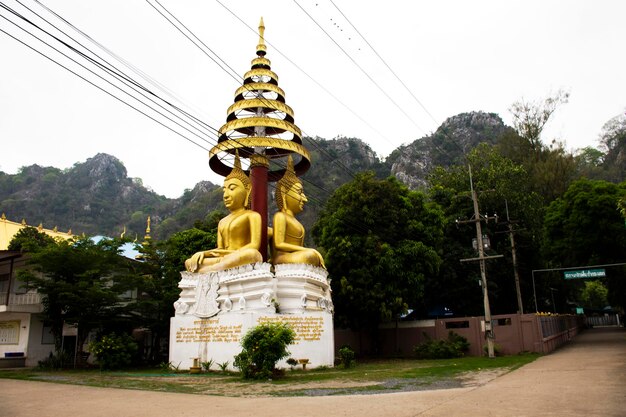 Statua del Buddha per i thailandesi e per i viaggiatori stranieri visita di viaggio rispetta pregando la benedizione con il santo al tempio Wat Tham Krabok o Thamkrabok a Phra Phutthabat il 16 febbraio 2022 a Saraburi Thailandia