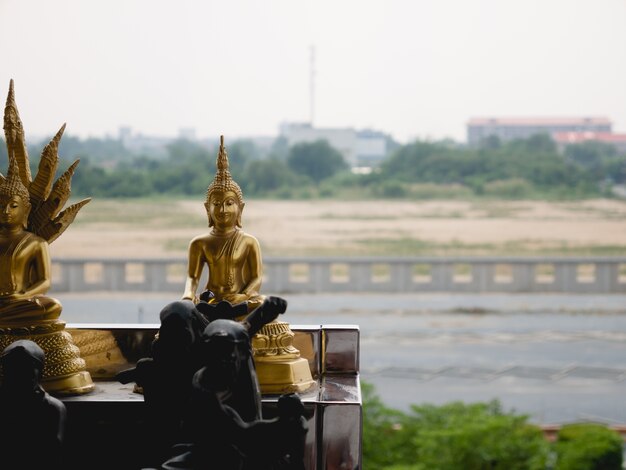 Statua del Buddha su base d&#39;argento