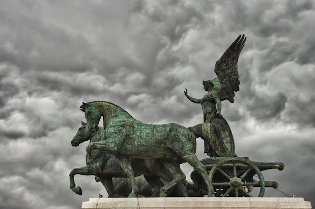 Statua del carro in bronzo del milite ignoto di Roma