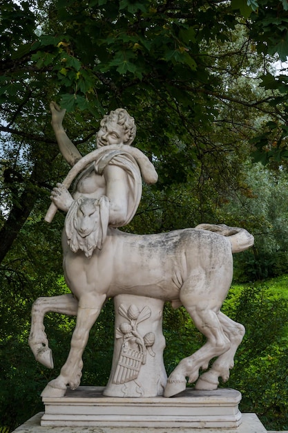 Statua del centauro al ponte del centauro a Pavlovsk, Russia