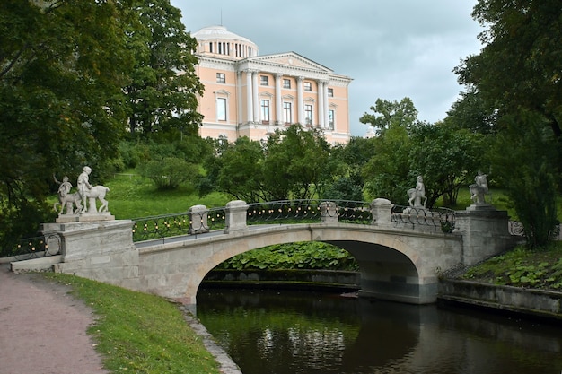 Statua del centauro al ponte del centauro a Pavlovsk, Russia