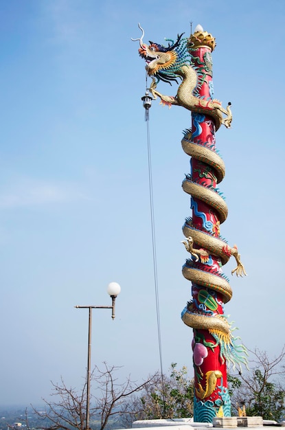 Statua del drago cinese del tempio di Sakae Krang a Uthai Thani Thailandia