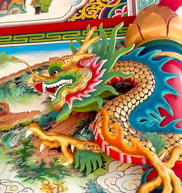 Statua del drago drago simbolo drago cinese è una bellissima architettura tailandese e cinese del santuario