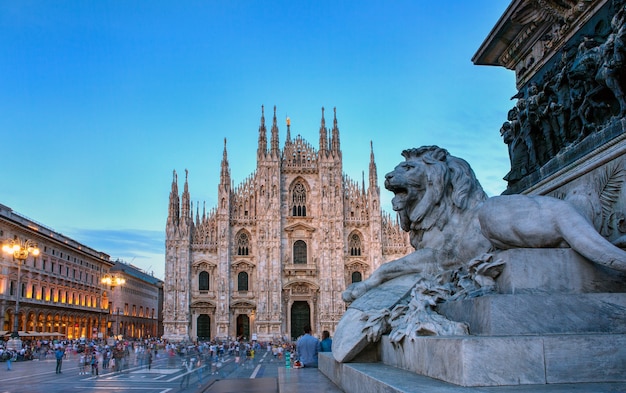 Statua del leone di Vittorio Emanuele II monumento in Piazza del Duomo Milano, Italia