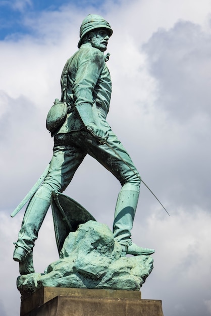 Statua del maggiore generale William Earle fuori St Georges Hall di Liverpool