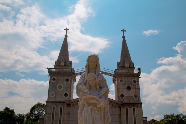 Statua del marmo di Madonna nella provincia di Nakhon Phanom