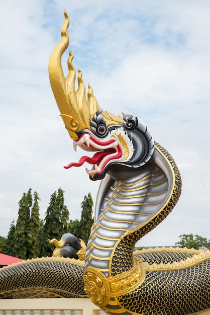 Statua del Naga nel tempio