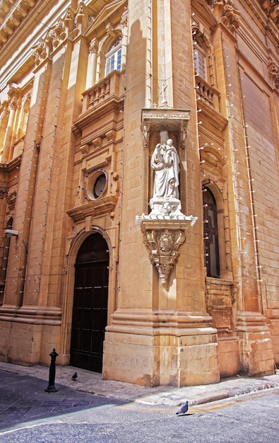 Statua del Santo sulla facciata della Basilica di Nostra Signora del Monte Carmelo, La Valletta, Malta