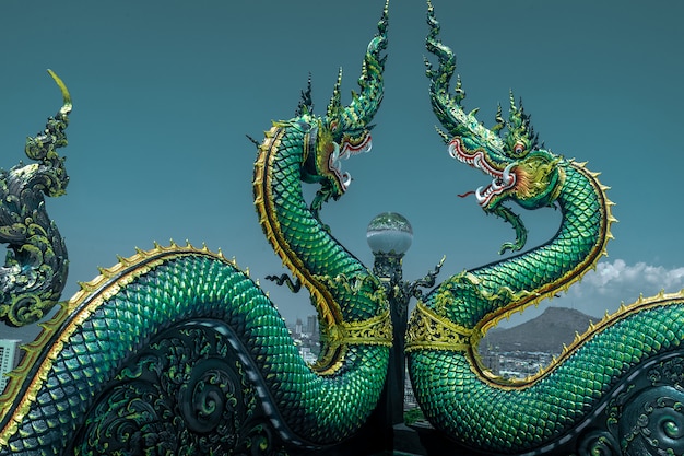 Statua del serpente o del Naga in tempiale di kra phra di khao di Wat, Chonburi, Tailandia