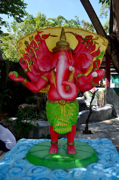 Statua del Signore del Successo di Ganesha per le persone che visitano e pregano al Wat Bang Chak il 21 novembre 2015 a Nonthaburi Thailandia