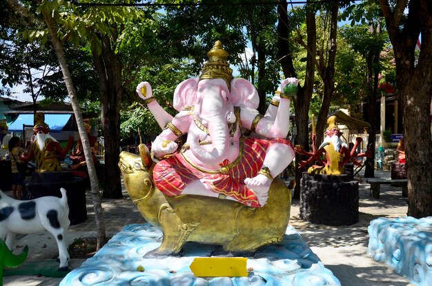 Statua del Signore del Successo di Ganesha per le persone che visitano e pregano al Wat Bang Chak il 21 novembre 2015 a Nonthaburi Thailandia