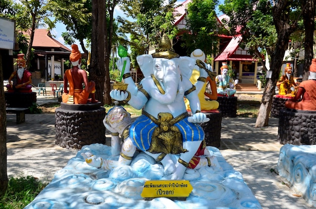 Statua del Signore del Successo di Ganesha per le persone che visitano e pregano al Wat Bang Chak il 21 novembre 2015 a Nonthaburi Thailandia