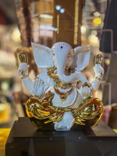 Statua del signore Ganesha colore bianco e oro