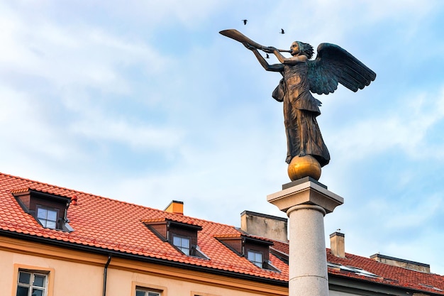 Statua dell'angelo nel distretto di Uzupis nel centro storico di Vilnius, in Lituania