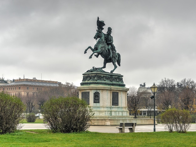 Statua dell'arciduca Carlo d'Austria al palazzo imperiale di Hofburg a Vienna