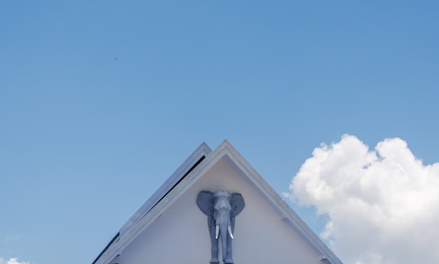 Statua dell&#39;elefante e bel cielo