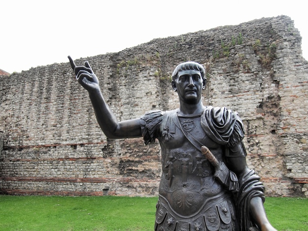 Statua dell'imperatore Traiano