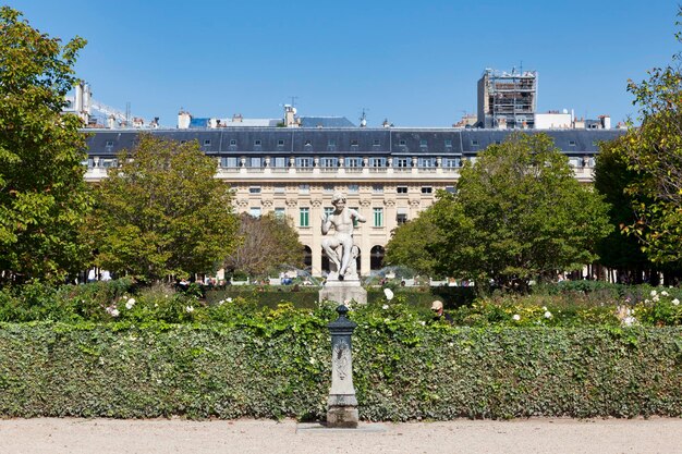 Statua dell'incantatore di serpenti a Parigi