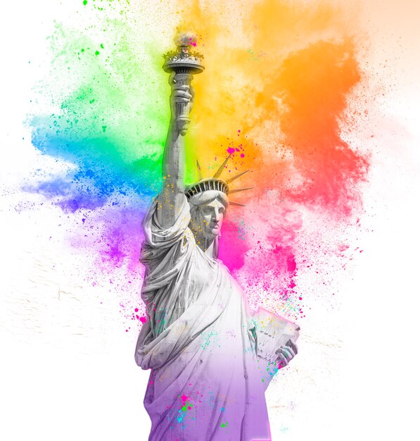 Statua della libertà con esplosione di polvere di vernice holi arcobaleno colorato isolata su sfondo bianco