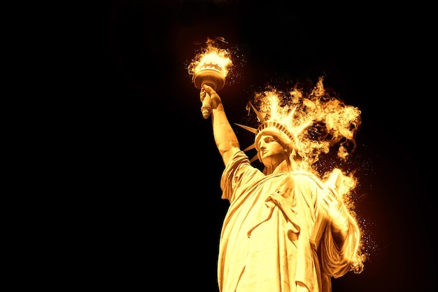 Statua della libertà con fuoco ardente isolato su sfondo nero