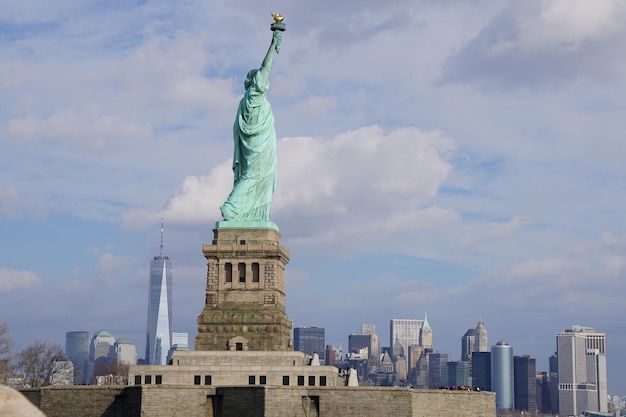 Statua della Libertà contro gli edifici della città