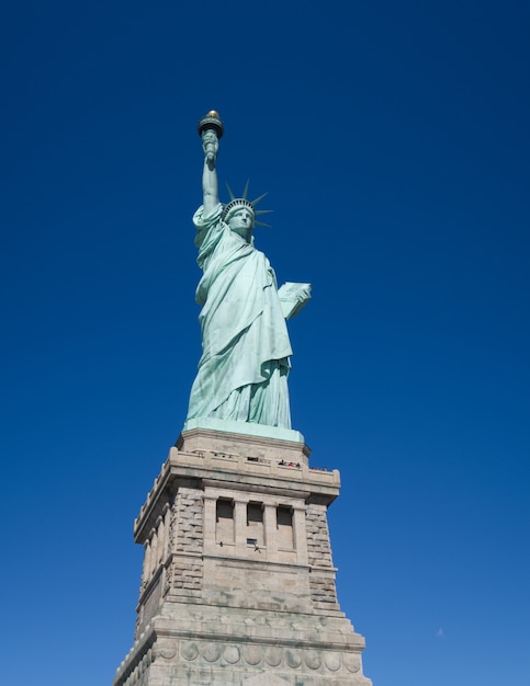 Statua della Libertà contro il cielo blu