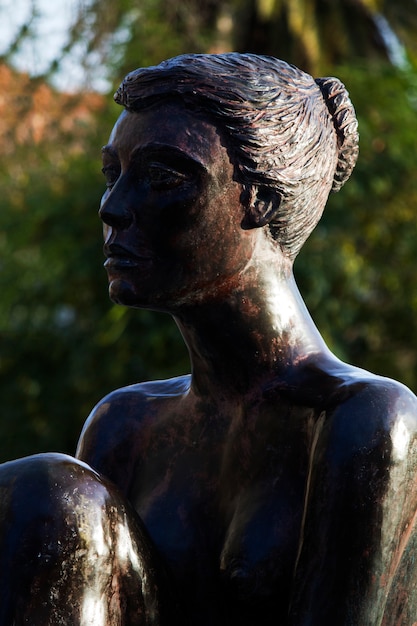 Statua della ragazza nel parco