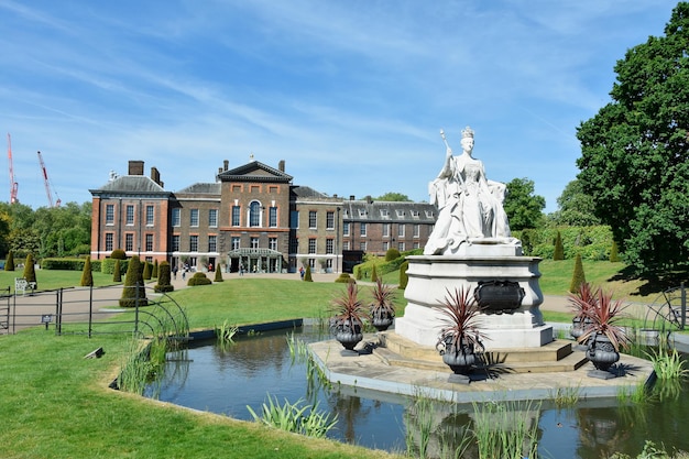 Statua della regina Vittoria davanti al suo palazzo di Kensington