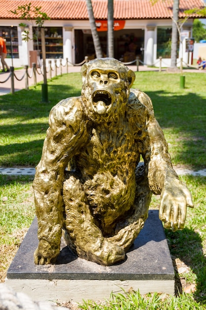 Statua della scimmia Tiao al Bioparco di Rio de Janeiro, Brasile - 20 marzo 2021: Statua della scimmia Tiao al Bioparco di Rio de Janeiro.