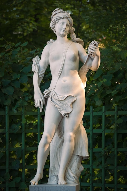 Statua della Sibilla dello scultore italiano Giovanni Zorzoni 1717 nel Giardino d'Estate a San Pietroburgo Russia