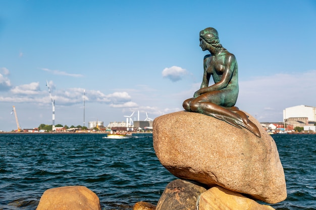 Statua della Sirenetta a Copenaghen, Danimarca.