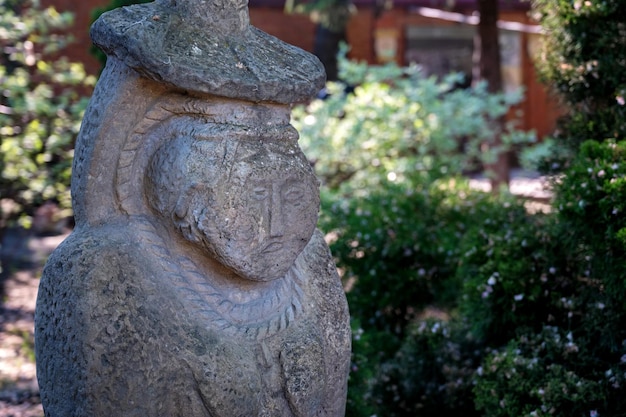 Statua della statua dell'idolo sullo sfondo della natura
