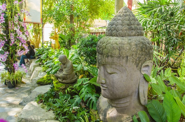 Statua della testa di Buddha in giardino