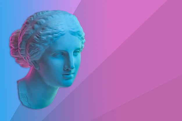 Statua della Venere di Milo. Concetto creativo immagine neon colorata con antica scultura greca Venere o testa di Afrodite. Webpunk, vaporwave e stile artistico surreale. Effetti bicolore rosa e blu.