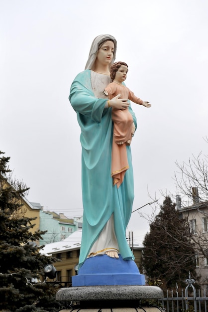 Statua della Vergine Maria con il piccolo Gesù sulle mani