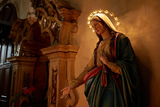 Statua della Vergine Maria in un tempio con luci